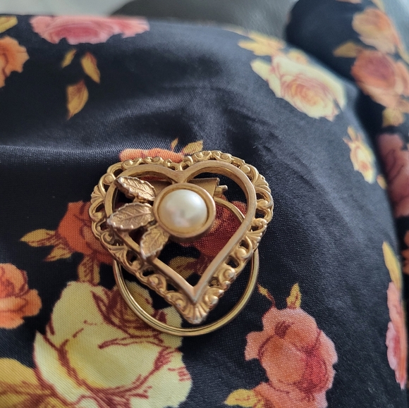 4/$20 🌟Lot of vintage brooch and heart scarf clip. - Picture 6 of 7